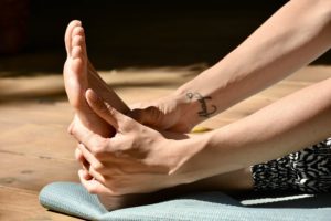 ecuador-yoga-school-foot-stretching